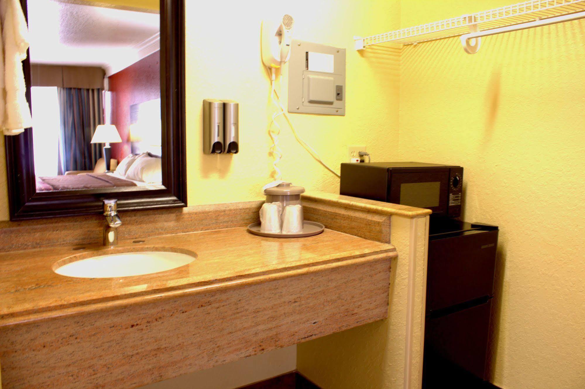 Polynesian Inn Saint Cloud Bagian luar foto