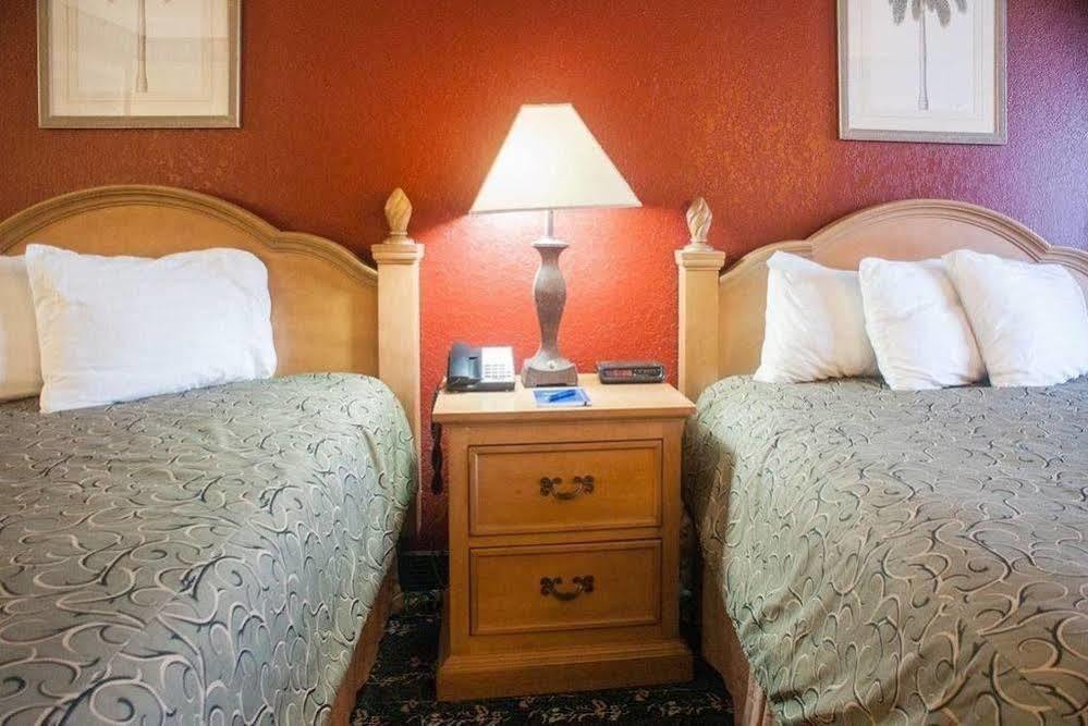 Polynesian Inn Saint Cloud Bagian luar foto
