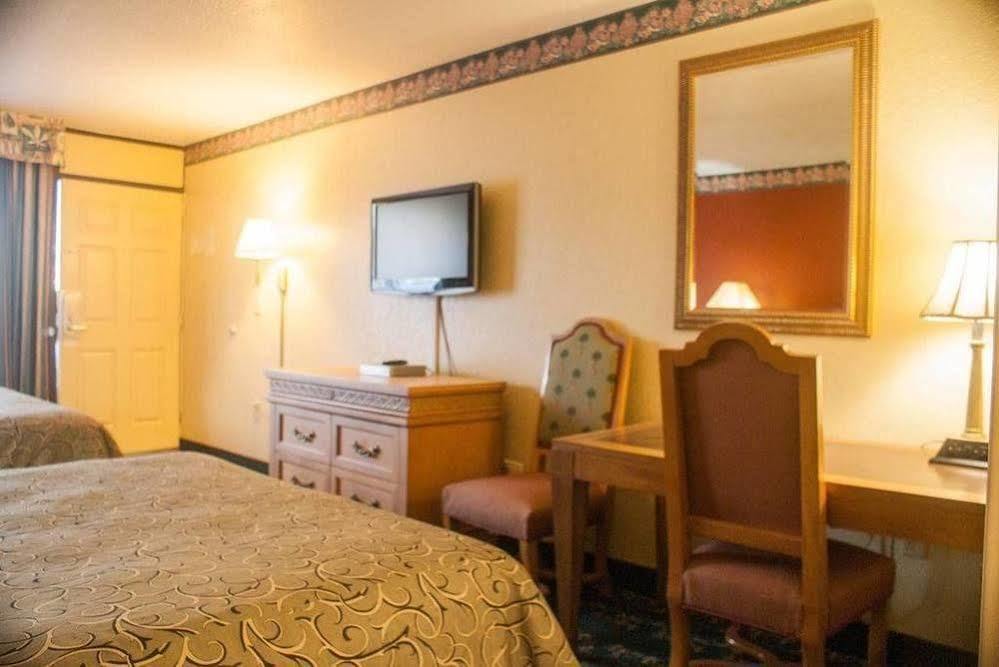 Polynesian Inn Saint Cloud Bagian luar foto