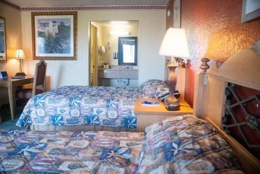 Polynesian Inn Saint Cloud Bagian luar foto