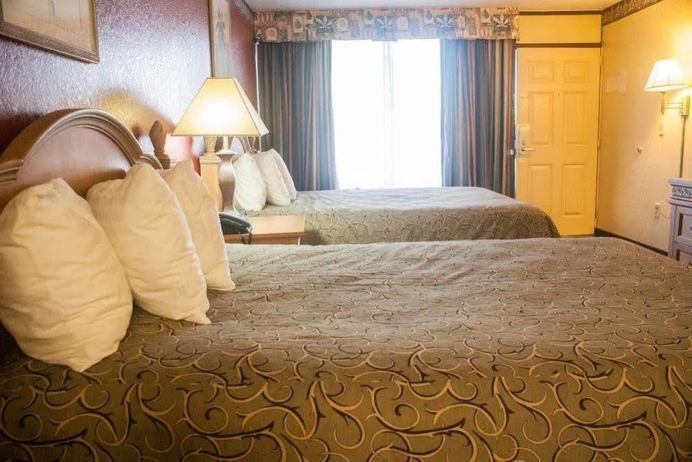 Polynesian Inn Saint Cloud Bagian luar foto