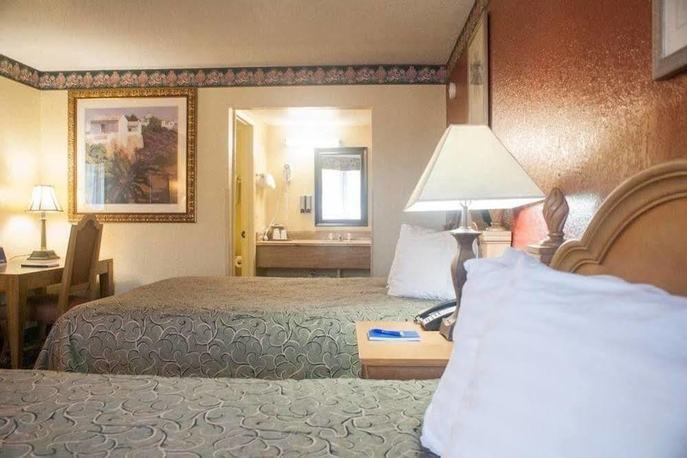 Polynesian Inn Saint Cloud Bagian luar foto